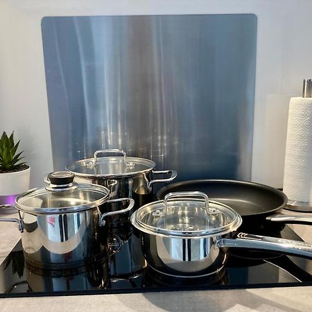 Living At Saarpartments -Adultsonly- 2 Bedrooms, Kitchen - Business & Holiday Apartments For Long- And Short Term Stay, 3 Min To Train Station, Secure E-Bike Parking! Saarbrücken Exterior foto